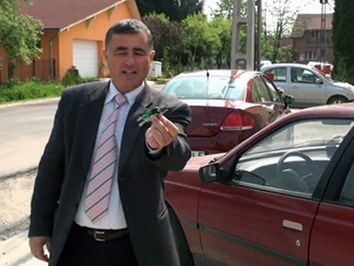 Tony Ardelean aratand cheile Peugeot-ului (c) eMM.ro